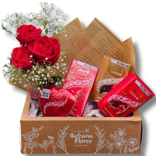 Arranjo de rosas vermelhas com chocolates Lindt Lindor em vários sabores, em uma cesta da Ikebana Flores