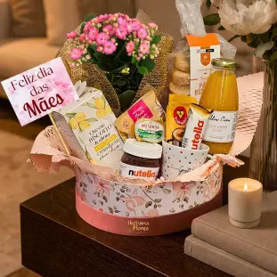 cesta de café da manhã complementada por um vibrante arranjo de kalandiva