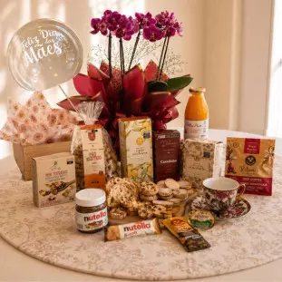Produtos de cesta luxuosa de café da manhã dispostos em uma mesa