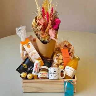 cesta de café da manhã com flores secas