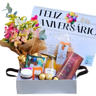 Cesta Feliz Aniversário com buquê de astromélias mistas e seleção de itens para café da manhã.