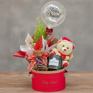 Cesta de Natal com pinheirinho, pelúcia Noel, biscoitos gingerbread e balão Feliz Natal Ikebana Flores