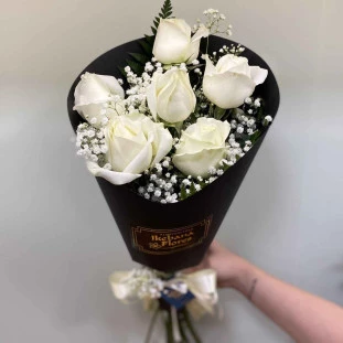 buquê de rosas brancas no papel preto