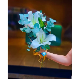 Buquê Cone Lírio Branco com lírios brancos e eucalipto, da Ikebana Flores