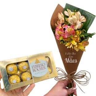 caixa de ferrero rocher acompanhado de um buquê de flores astromélias envolto em uma embalagem de papel kraft