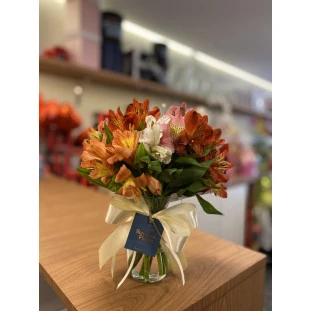 arranjo de Alstroemeria no vidro bh