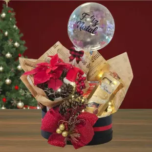 caixa repleta de presentes em tons natalinos