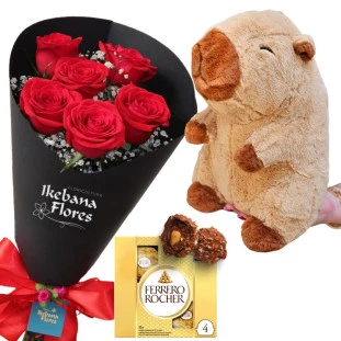 Kit presente com buquê de rosas vermelhas na embalagem preta, pelúcia de capivara e bombons Ferrero Rocher, da Ikebana Flores BH