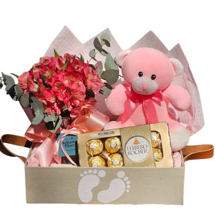 Kit de maternidade com ursinho rosa, flores de astromélia e chocolates Ferrero Rocher em caixa com pegadas, da Ikebana Flores