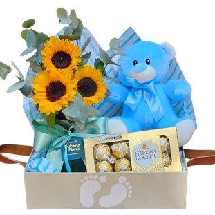 Kit de maternidade com ursinho azul, girassóis e chocolates Ferrero Rocher em caixa com pegadas, da Ikebana Flores