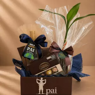 Presente para o melhor pai com vinho tinto espanhol, bombons Ferrero Collection e bambu da sorte em base de madeira
