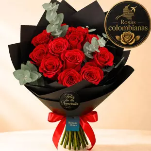 Buquê Rubi Dia dos Namorados com rosas vermelhas, eucalipto e embalagem preta ao lado de envelope vinho com selo dourado - Ikebana Flores BH.
