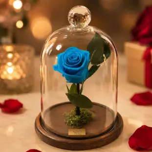 Rosa Eterna Azul na cúpula de vidro média com rosa preservada natural, presente sofisticado com entrega rápida em Belo Horizonte