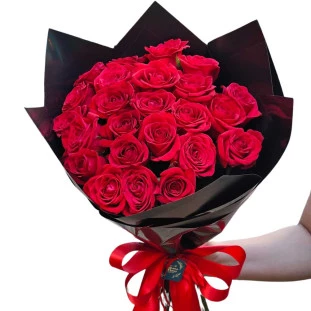 Buquê de 24 rosas vermelhas em papel black com laço de cetim vermelho.