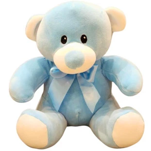 Urso de pelúcia azul com detalhes brancos e laço azul