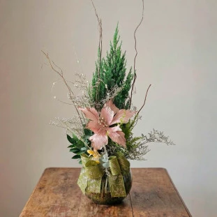 Arranjo de pinheiros com decoração natalina em peça de vidro da Ikebana Flores