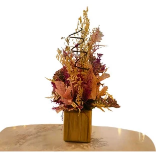 Arranjo de flores secas em vaso de madeira estilo rústico