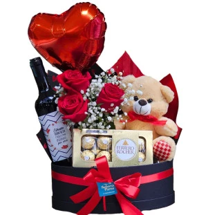 Box com rosas vermelhas, vinho, Ferrero Rocher, ursinho e balão em formato de coração da Ikebana Flores