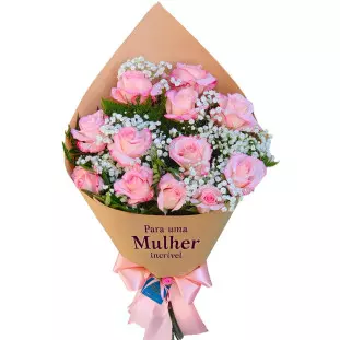 buque de rosas rosadas em embalagem de papel kraft