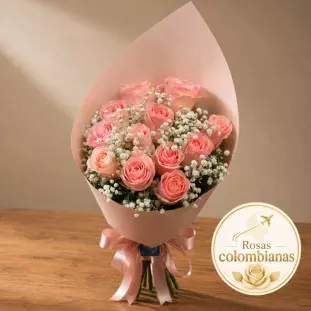buque de rosas rosadas em embalagem de papel kraft