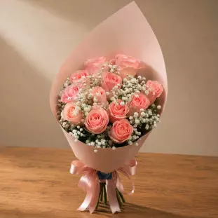 buque de rosas rosadas em embalagem de papel kraft
