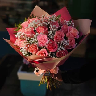Buquê com 24 rosas rosadas e gypsophilas em embalagem sofisticada, Ikebana Flores Belo Horizonte