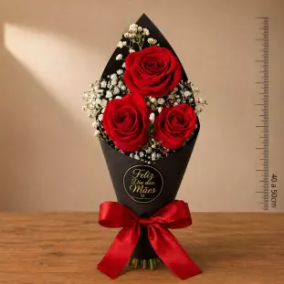 Buquê de 3 rosas vermelhas com gipsofila em embalagem preta sofisticada com laço vermelho e adesivo Feliz Dia das Mães - Ikebana Flores.