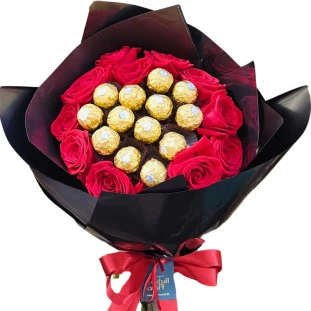 Buquê de rosas vermelhas com Ferrero Rocher em papel preto e laço vermelho