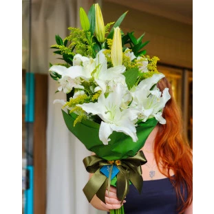 Buquê Luxo de Lírio Branco com lírios brancos deslumbrantes em contraste com embalagem verde sofisticada.
