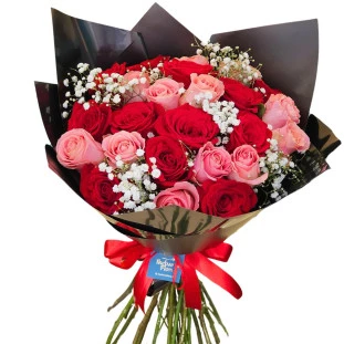 Buquê de rosas vermelhas e rosa com eucalipto