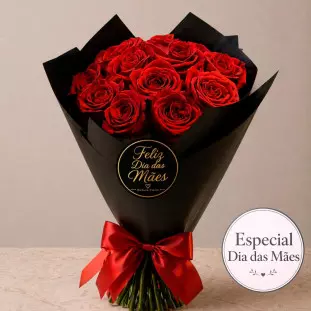 Buquê de 12 rosas vermelhas em embalagem de papel preto sofisticado com laço de cetim vermelho e adesivo Feliz Dia das Mães - Ikebana Flores BH.
