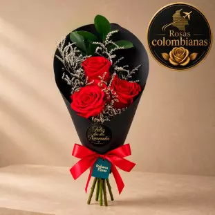 Mini buquê de 3 rosas colombianas vermelhas em cone preto fosco com laço vermelho e selo dourado de autenticidade - Ikebana Flores.