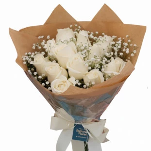 Buquê com 12 rosas brancas e gipsofila embalado em papel kraft e laço branco da Ikebana Flores, presente com entrega rápida em Belo Horizonte.