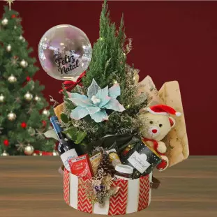 presente de natal em caixa natalina, com balão, pinheiro e ursinho