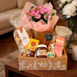 Cesta de presente Delicadeza em box kraft com flores kalandiva rosas, Nutella, cappuccino e torradas gourmet - Ikebana Flores BH.