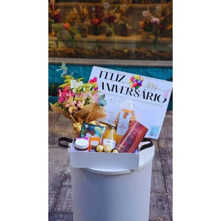 Cesta Feliz Aniversário com buquê de astromélias mistas e seleção de itens para café da manhã.