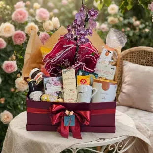 Vista frontal da Cesta Premium de Orquídea da Ikebana Flores BH em box vermelha elegante com laço, contendo mini orquídea roxa, Ferrero Rocher, Nutella e biscoitos gourmet.