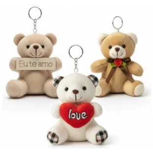 Chaveiro de ursinho com três opções: coração love, plaquinha eu te amo e ursinho com lacinho