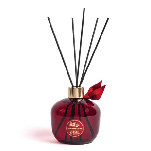 Óleo Difusor de Aromas Velvet Cherry Dani Fernandes 350ml com frasco vermelho elegante e varetas de madeira para perfumar ambientes