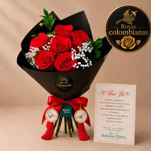 Kit Akai Ito com buquê de 6 rosas colombianas vermelhas em papel preto, laço de cetim com dois pingentes de mãos conectadas e cartão explicativo da lenda - Ikebana Flores BH.