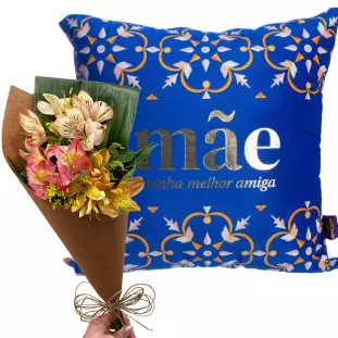 kit com buquê de astromélias e almofada azul