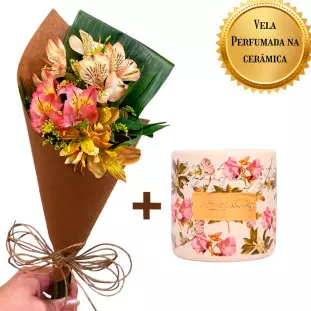 Kit presente contendo um buquê de astromélias coloridas e uma vela perfumada Dani Fernandes Tênue em pote de cerâmica decorado.