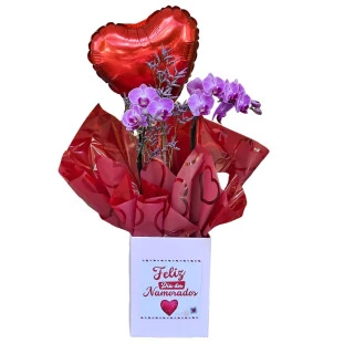 Mini orquídea rosa com balão em caixa branca personalizada para o Dia dos Namorados da Ikebana Flores