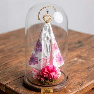 Imagem de Nossa Senhora com coroa dourada em gesso dentro de cúpula de vidro decorativa com flores secas