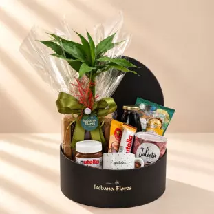 Cesta em box preta com bambu-da-sorte, caneca “Gratidão”, biscoito, chocolates e bebidas