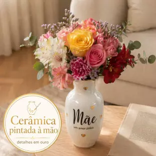 Vaso de porcelana branco pintado à mão com a palavra Mãe e corações em ouro, contendo arranjo colorido de rosas e flores nobres - Ikebana Flores BH.