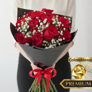 Buquê com 12 rosas colombianas vermelhas e gipsofila embalado em papel preto com laço preto