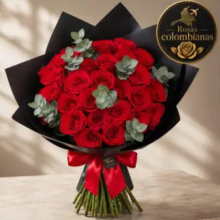 Grandioso Buquê Rubi de 30 rosas vermelhas premium com ramos de eucalipto fresco, envolto em embalagem de papel fosco preto com laço de cetim vermelho - Ikebana Flores BH.