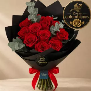 Buquê Rubi Dia dos Namorados com rosas vermelhas, eucalipto e embalagem preta ao lado de envelope vinho com selo dourado - Ikebana Flores BH.