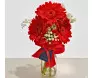 Arranjo de gérberas vermelhas com gipsofila em vidro decorado com laço vermelho, ideal para presentear, entrega rápida em Belo Horizonte.
